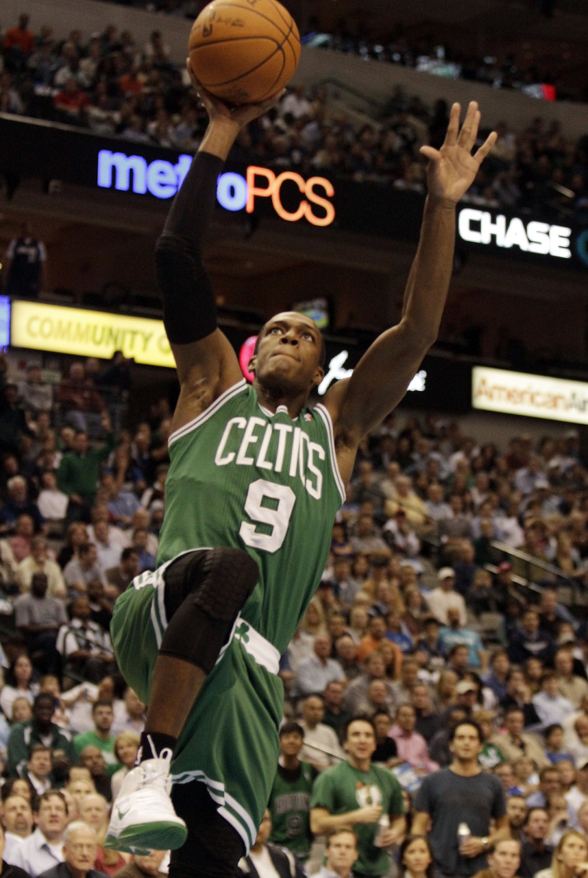 身高只有1.85米，却单场抢下14篮板，全靠熟悉篮板弹跳轨迹