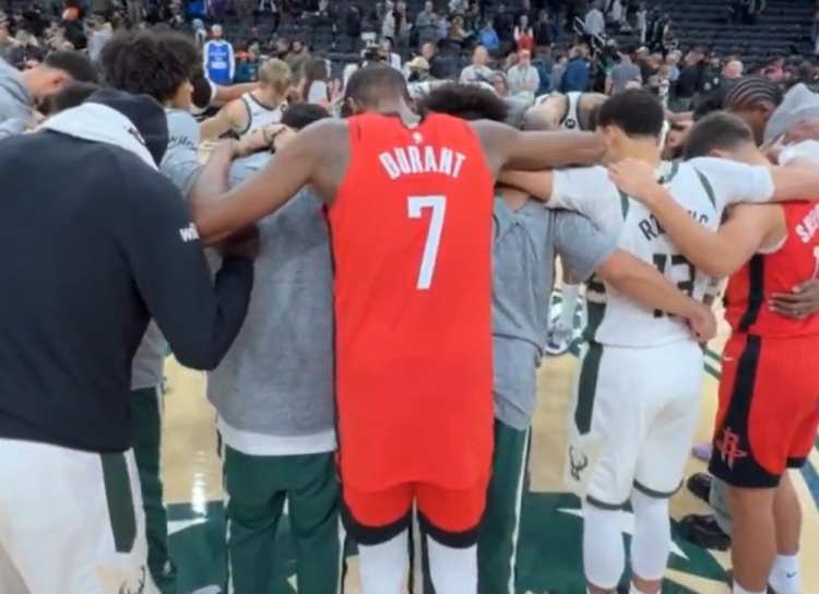 赢球后也参与！赛后雄鹿围圈祈祷，杜兰特、谢泼德、阿门一同加入