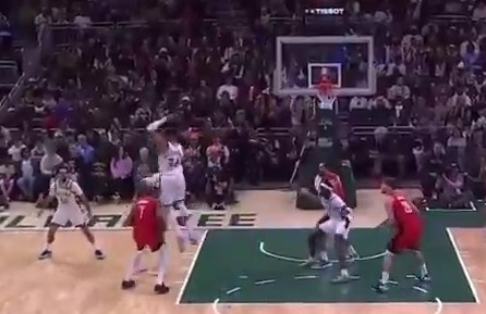 杜兰特持球连续虚晃急停，晃开字母哥轻松跳投命中