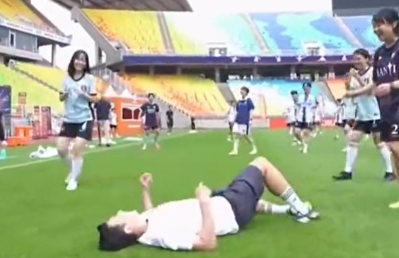 😂腿软了！孙兴慜节目中面对100名女足防守，带球坚持50秒倒地