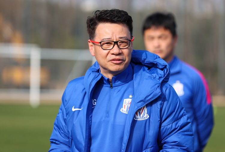 記者暗諷吴金貴：81歲徐根寶還帶隊出徵，誰才是真正的足球人？
