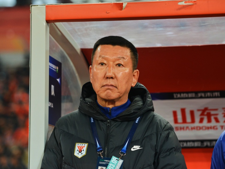 球队主教练崔康熙近日回韩国检查治疗，在此期间将由助教带队