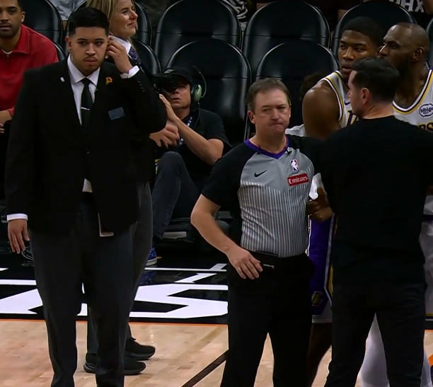 担心冲突升级！詹姆斯与裁判狄龙激烈争吵 三名安保紧急介入