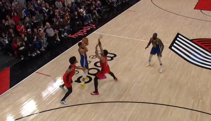 关键失误！勇士追分时刻库里遭夹击传球断送机会