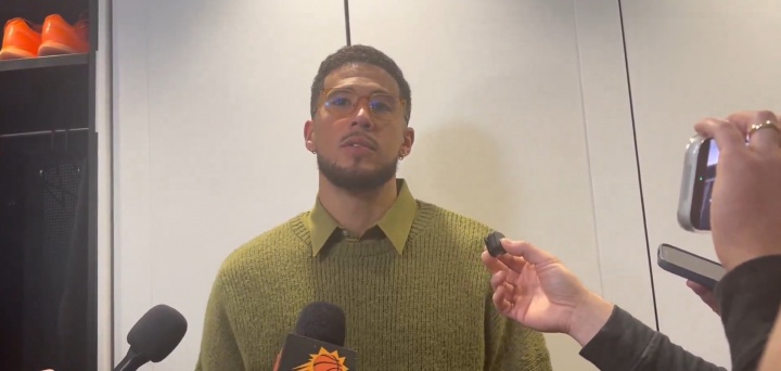 说我打到詹姆斯手腕是假的，我看了回放