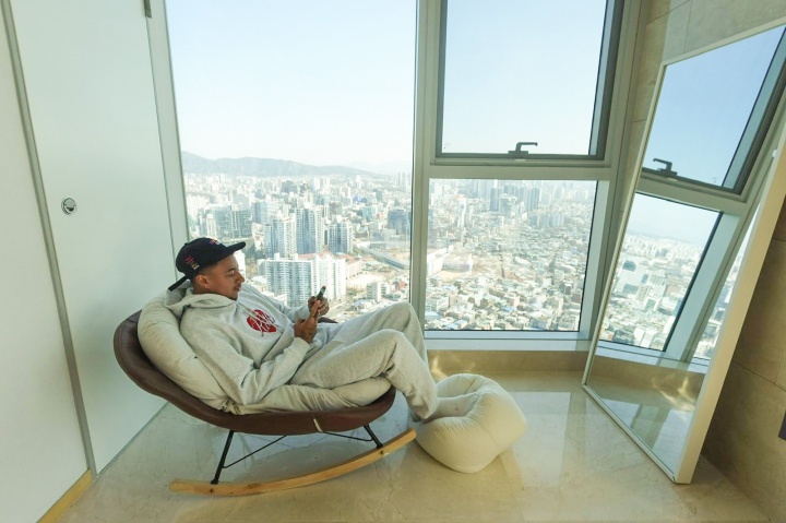 在韩国用餐必须先让老队员动筷，我不开始年轻队员也不会动