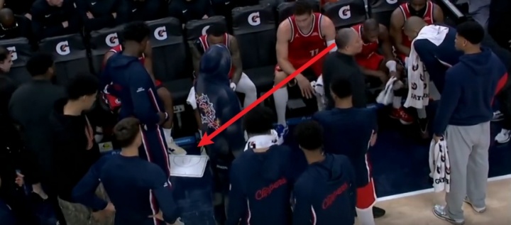 泰伦·卢怒摔战术板 小卡怒踢发泄不满球队表现