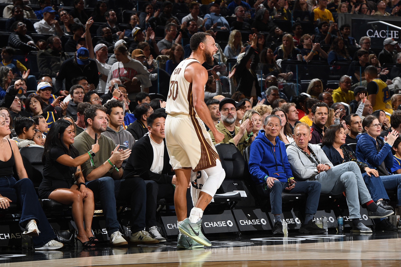 库里本季场均28.5分4.1助攻4.8记三分，有望超越乔丹成为场均28分历史最年长后卫