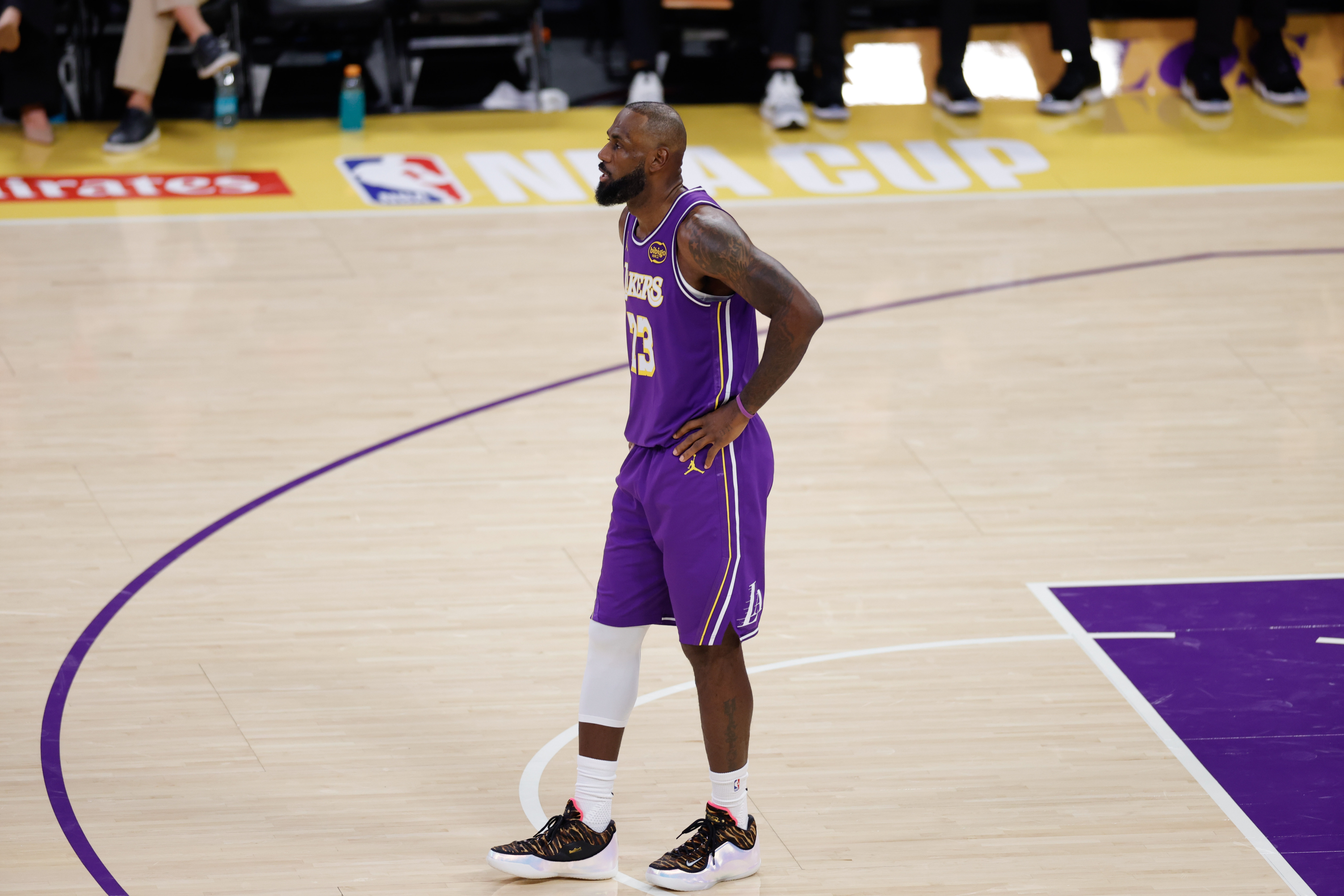 詹姆斯近五战场均27.6分7.2篮板6.2助攻1.2抢断1.2盖帽 命中率高达53.8%